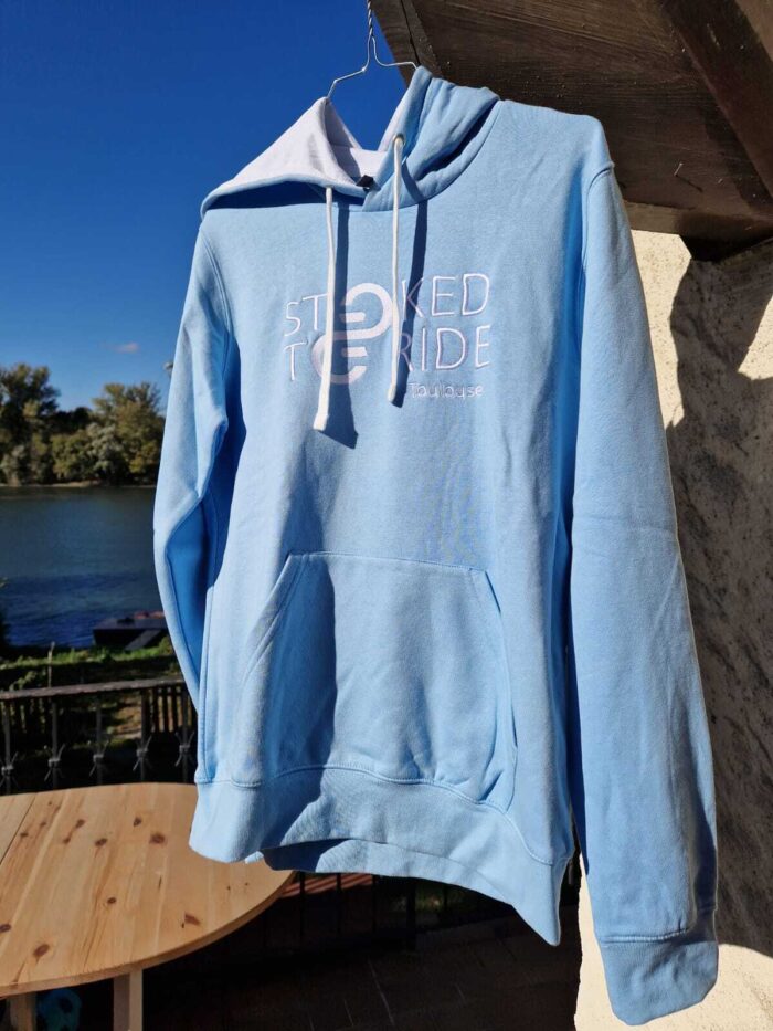 3316277573 Hoodie femme Stoked To Ride Brodé Bleu Ciel – Image 1