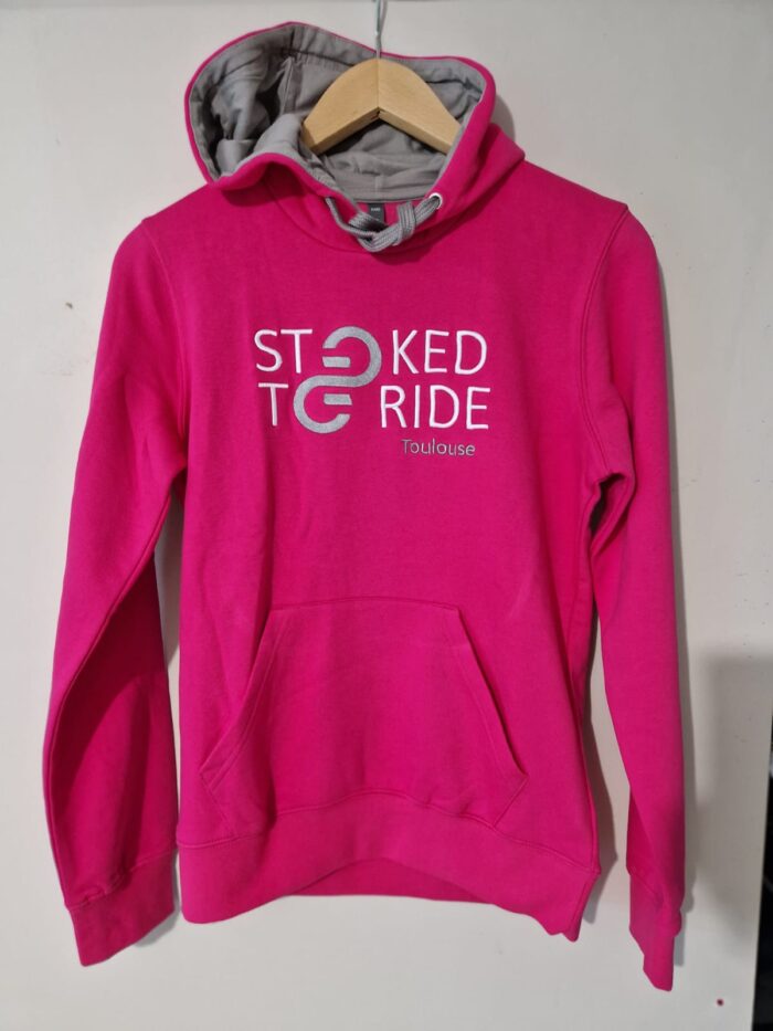 WhatsApp Image 2022-11-11 at 11.08.48 Hoodie femme Stoked To Ride Brodé – Image 1
